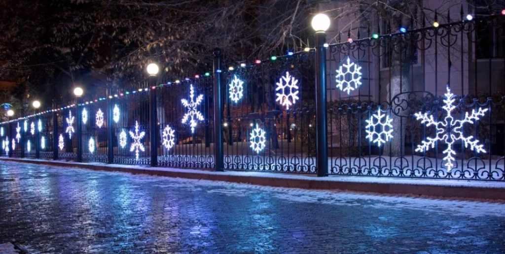 Гирлянды для ограждения и участка загородного дома